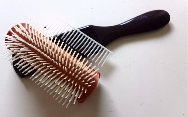 洗うのが簡単なヘアブラシ