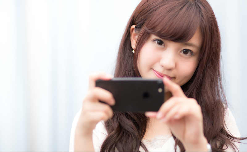 写真を撮影する女性