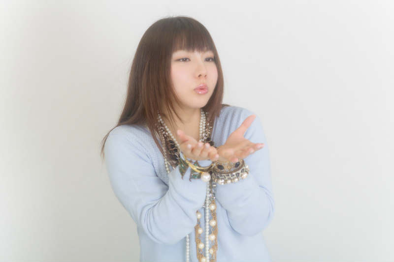 アクセサリーを身に着ける女性