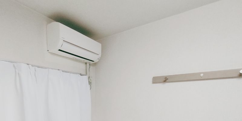 壁に設置されたエアコン(冷房・送風・暖房)