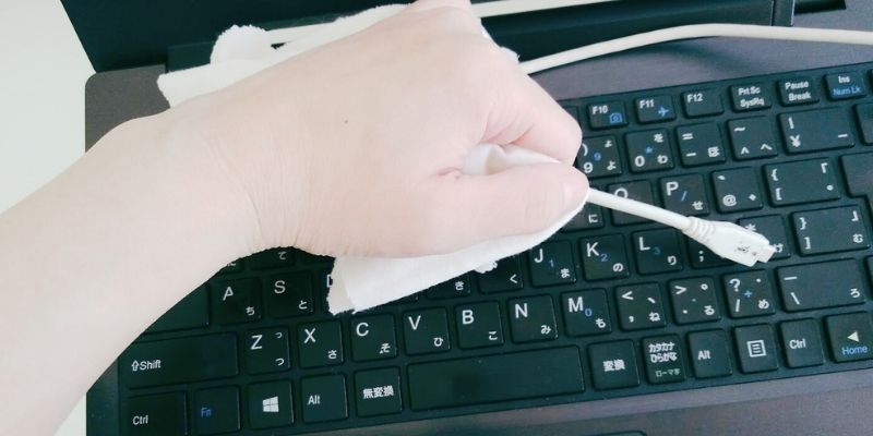 ウエスで細かい部分を拭く