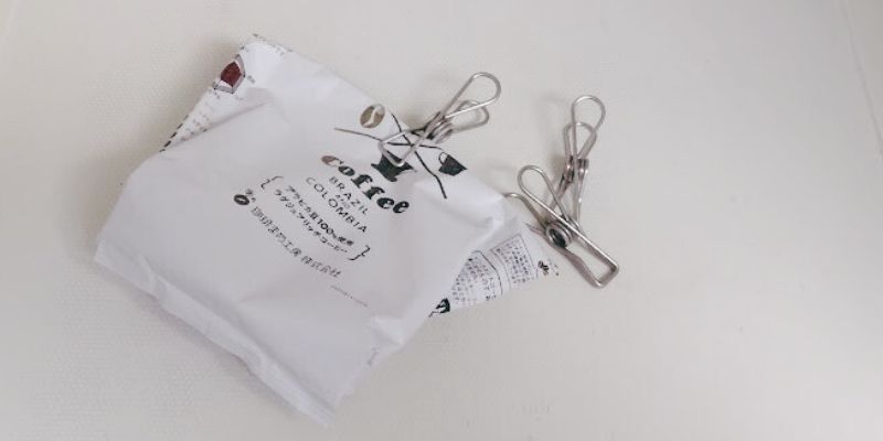 洗濯ばさみをクリップとしてコーヒー豆の袋を止めています