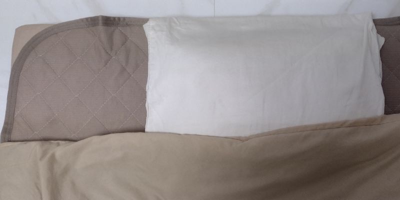 今の寝床（マットレスに布団がセットされた状態）の全体写真