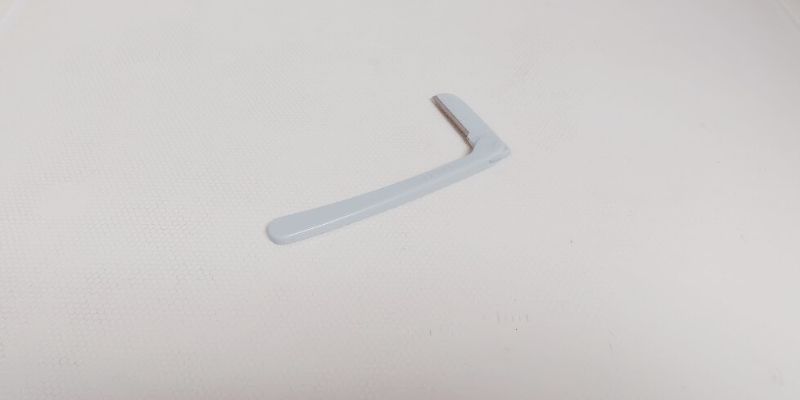 カミソリ。折りたたんで刃を収納できる安全でスッキリしたデザイン。毛玉取りとしても使いやすい