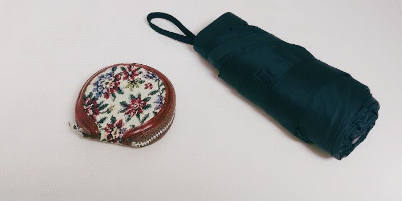 持ち歩き用にコンパクトな晴雨兼用折りたたみ傘と裁縫セット