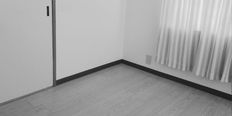 持ち物を移動させた何もない部屋の様子