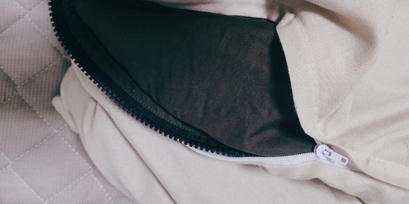 寝袋にカバーを付けている写真