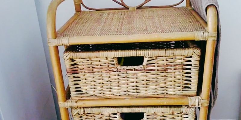 長く愛用していた藤のチェスト