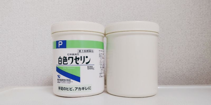 リピート購入した大容量のワセリンと使い切った真っ白のパッケージのワセリン