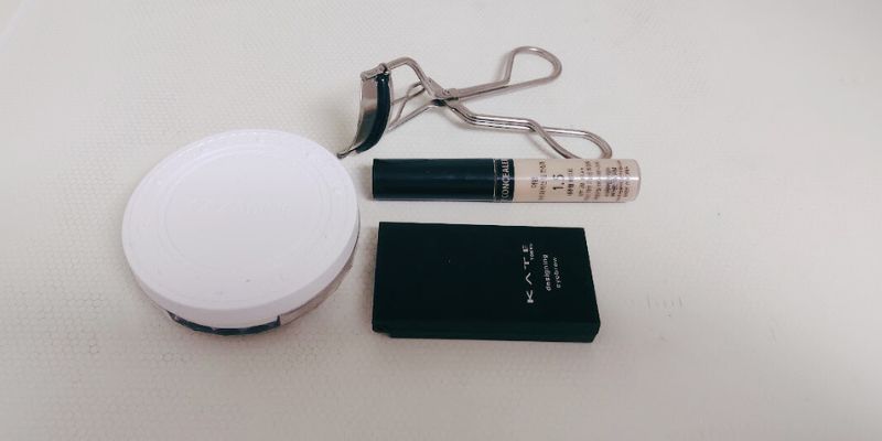 基本のメイク用具一式:コンシーラー・フェイスパウダー・ビューラー・アイブロウパウダー