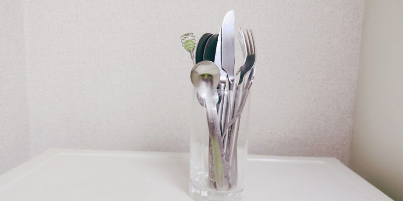 カトラリー立てに収納したカトラリー一式
