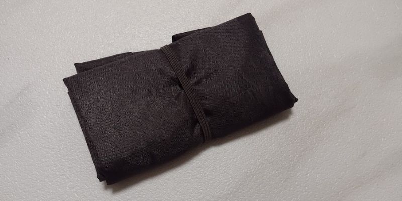 コンパクトに折りたたんだエコバッグ