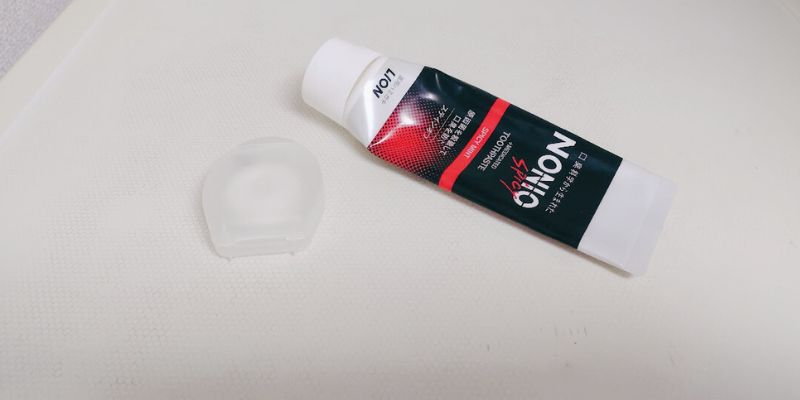 デンタルフロスと歯磨き粉