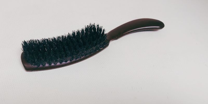 丁寧にとかして髪につやを出す獣毛のヘアブラシ