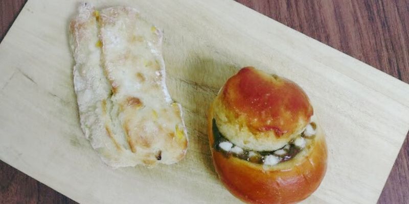 檜のまな板にパンを載せて