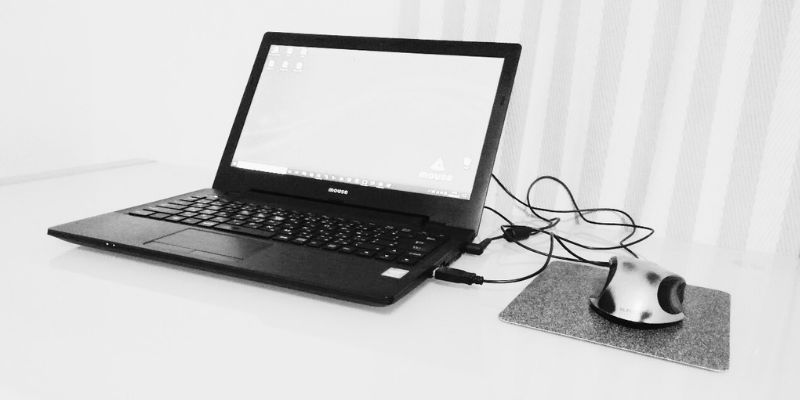 ノートパソコンとマウスとマウスパッドのみのデスク