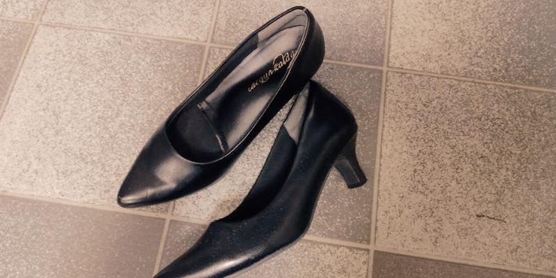 黒いパンプスのヒールの形と内側のクッション