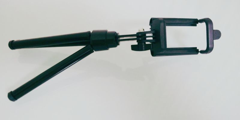 100均で購入した三脚。足の部分は3倍に伸ばせます