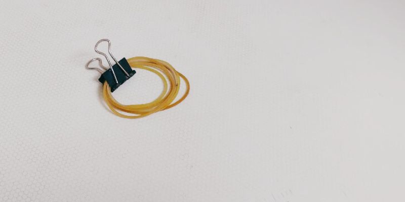 数えてみたら今は6個の輪ゴムを束ねているクリップ