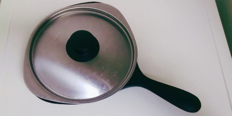 独特の形が美しい柳宗理デザインの鉄フライパンを育てています。