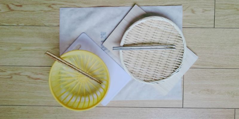 プラスチックのまな板・ざる・木の菜箸とアップデートした竹ざる・檜のまな板・菜箸としてのステンレスの箸