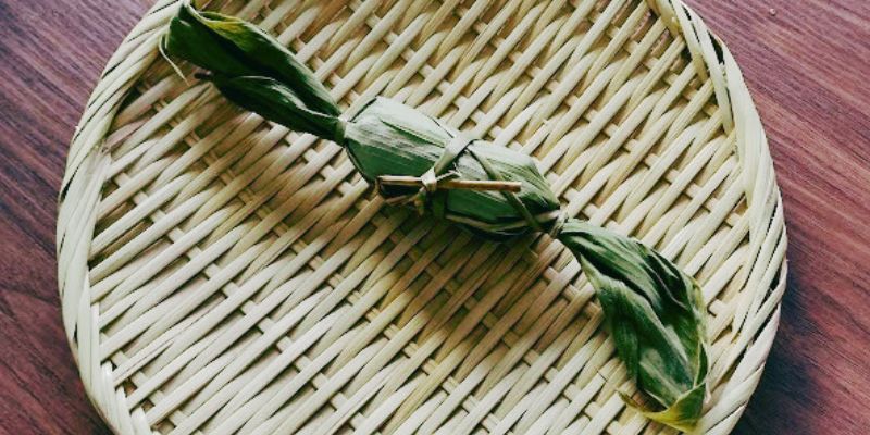 笹団子を乗せるだけでこんなに雰囲気の出る竹ざる