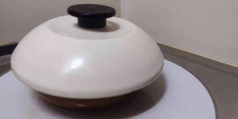 深さのある小さめのお皿に鍋の蓋をかぶせた様子