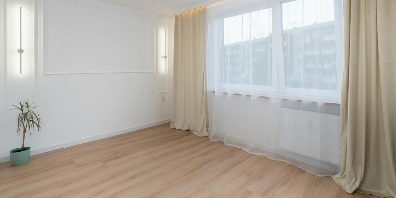 明るい光が差すミニマリズムを極めた部屋