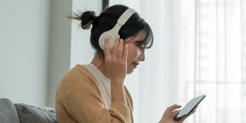 オーディブルをイヤホンで聞く女性