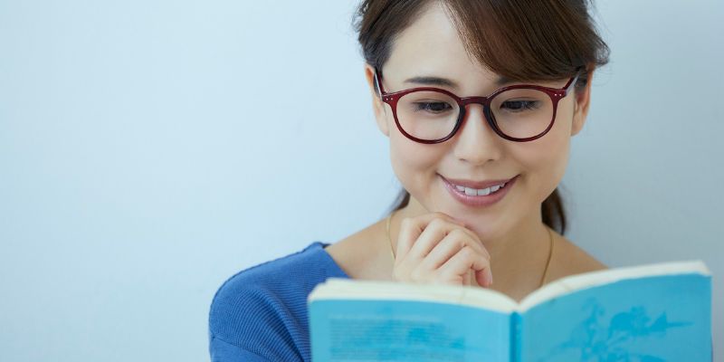 読書する女性